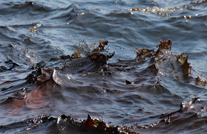 Загрязненное море нефтью
