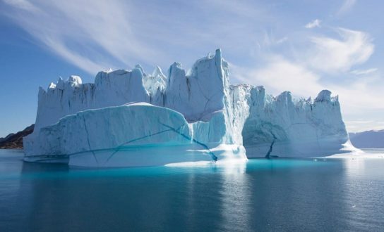Льдины и айсберги в Северном ледовитом океане