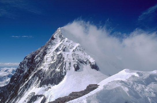 Таяние снега на вершине горы Эверест